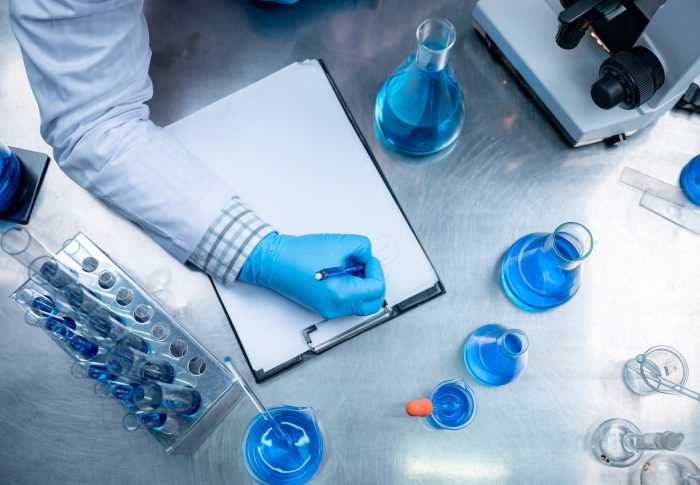 The doctor is experimenting in the laboratory to find a drug to prevent the virus Covid-19